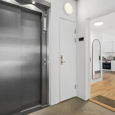 Well-equipped, Comfortable In The Middle Of C Apartment *