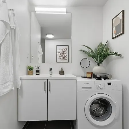 Well-equipped, Comfortable In The Middle Of C Apartment